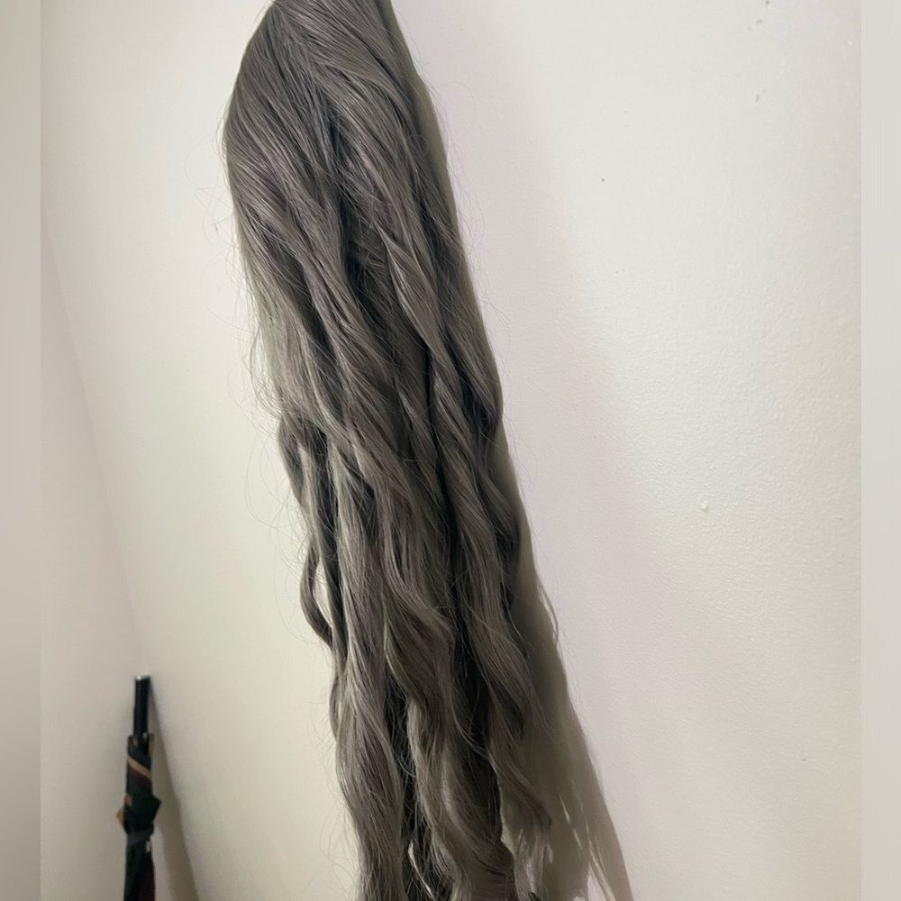 Elegant Long Wavy Gray Wig NWOT - Picture 5 of 9